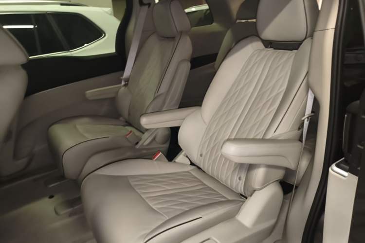 Used Buick GL8 2023 Land Executive Class 652T Luxury Model Left Rear Seat