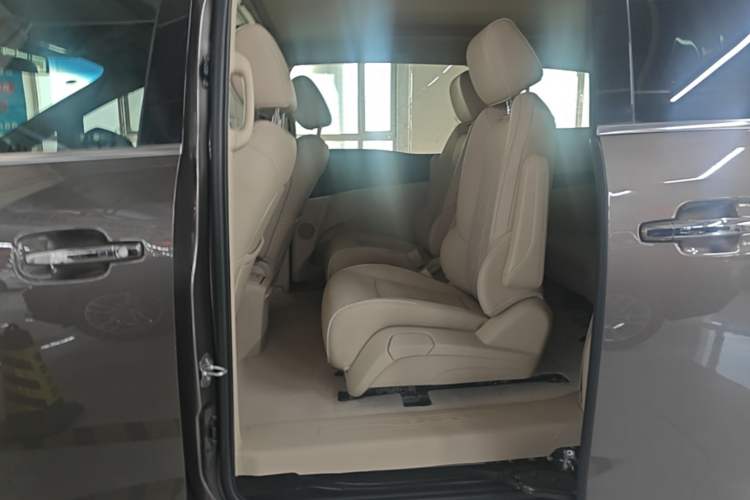 Used Buick GL8 2023 Facelifted Land Cruiser Executive Luxury Version Left Rear Seat
