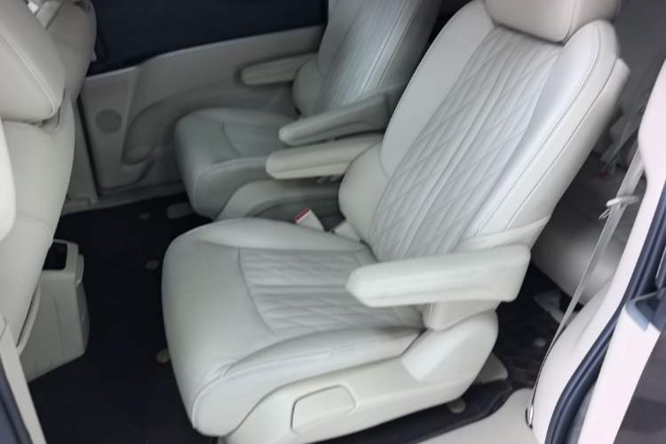 Used Buick GL8 2023 Facelifted Land Cruiser Executive Luxury Version Left Rear Seat