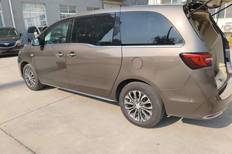 Used Buick GL8 2023 Land Executive Class Deluxe Model Left Side