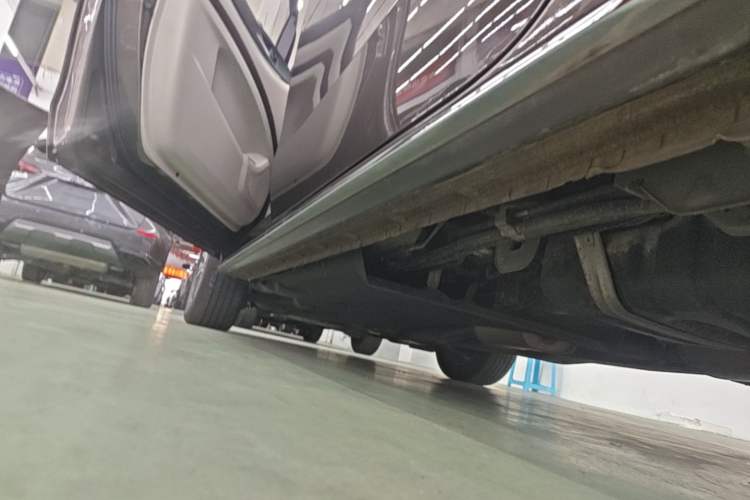 Used Buick GL8 2023 Land Executive Class Comfort Model Left Side Sill