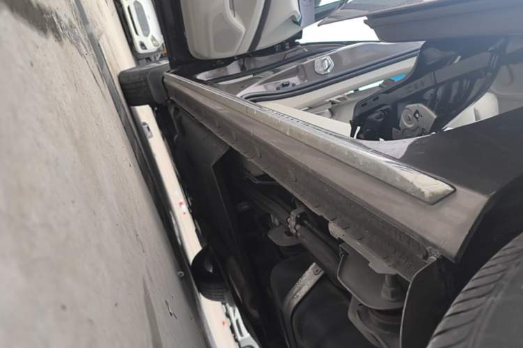 Used Buick GL8 2023 Land Executive Class Comfort Model Left Side Sill