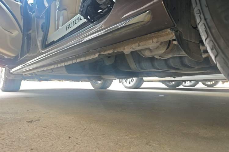 Used Buick GL8 2023 Facelifted Land Cruiser Executive Luxury Version Left Side Sill