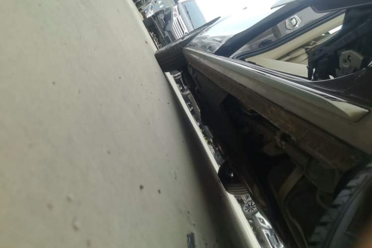 Used Buick GL8 2023 Facelifted Land Cruiser Executive Luxury Version Left Side Sill