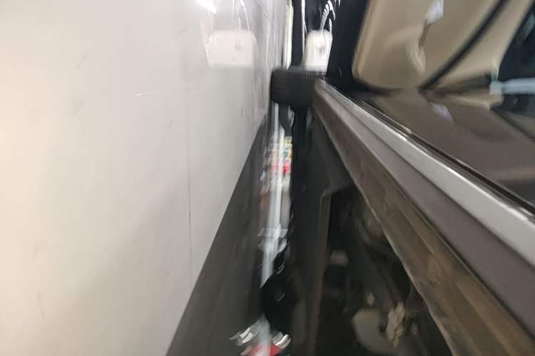 Used Buick GL8 2023 Facelifted Land Cruiser Executive Luxury Version Left Side Sill