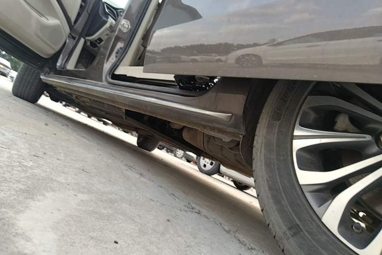 Used Buick GL8 2023 Land Executive Class Comfort Model Left Side Sill