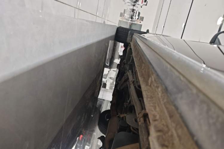 Used Buick GL8 2023 Land Executive Class 652T Luxury Model Left Side Sill