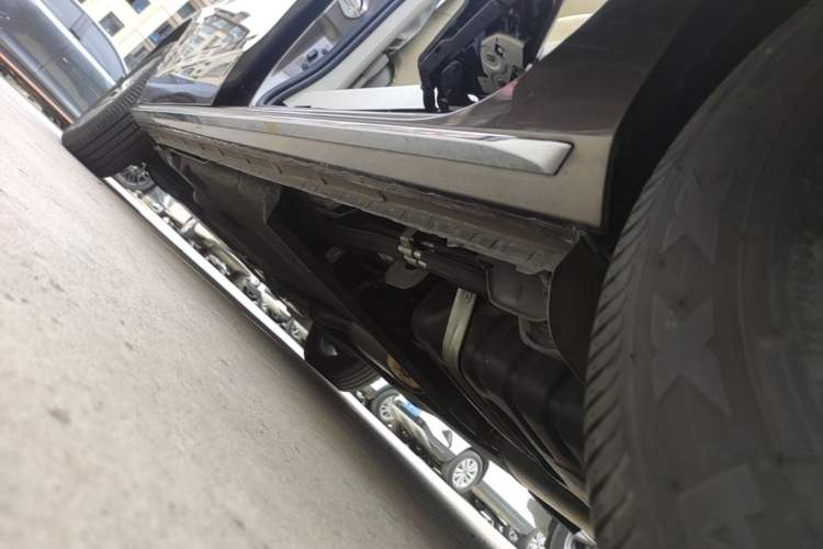 Used Buick GL8 2023 Land Executive Class Comfort Model Left Side Sill