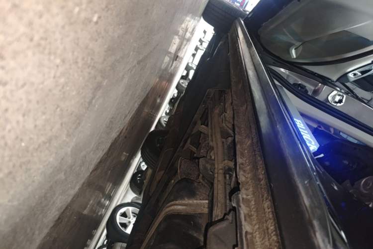 Used Buick GL8 2023 Land Executive Class Comfort Model Left Side Sill