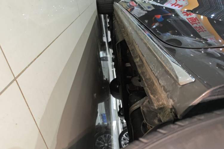 Used Buick GL8 2023 Land Executive Class Comfort Model Left Side Sill