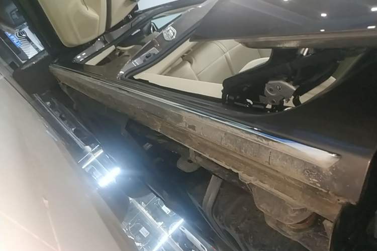 Used Buick GL8 2023 Facelifted Land Cruiser Executive Luxury Version Left Side Sill