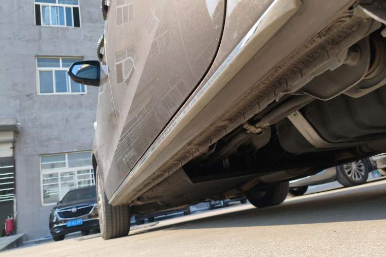 Used Buick GL8 2023 Land Executive Class Deluxe Model Left Side Sill