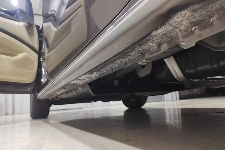 Used Buick GL8 2023 Land Executive Class Deluxe Model Left Side Sill