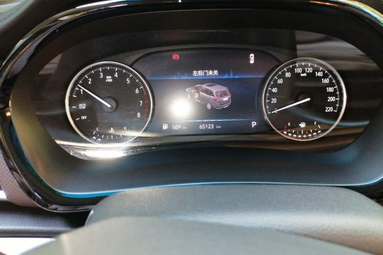 Used Buick GL8 2023 Land Executive Class Comfort Model Odometer Close Up
