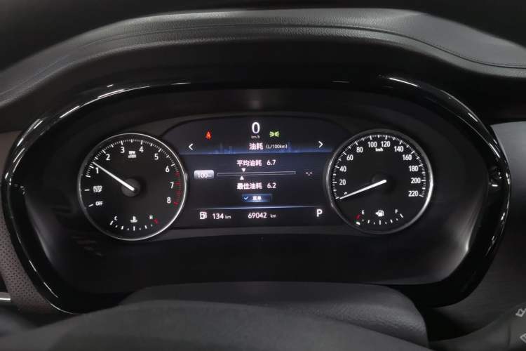 Used Buick GL8 2023 Land Executive Class Comfort Model Odometer Close Up