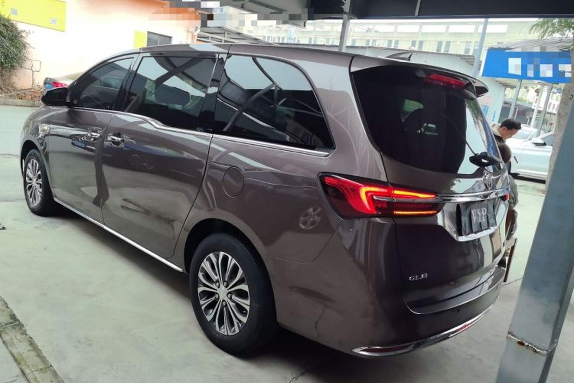 Used Buick GL8 2023 Facelifted Land Cruiser Executive Luxury Version Rear Left 45 Deg
