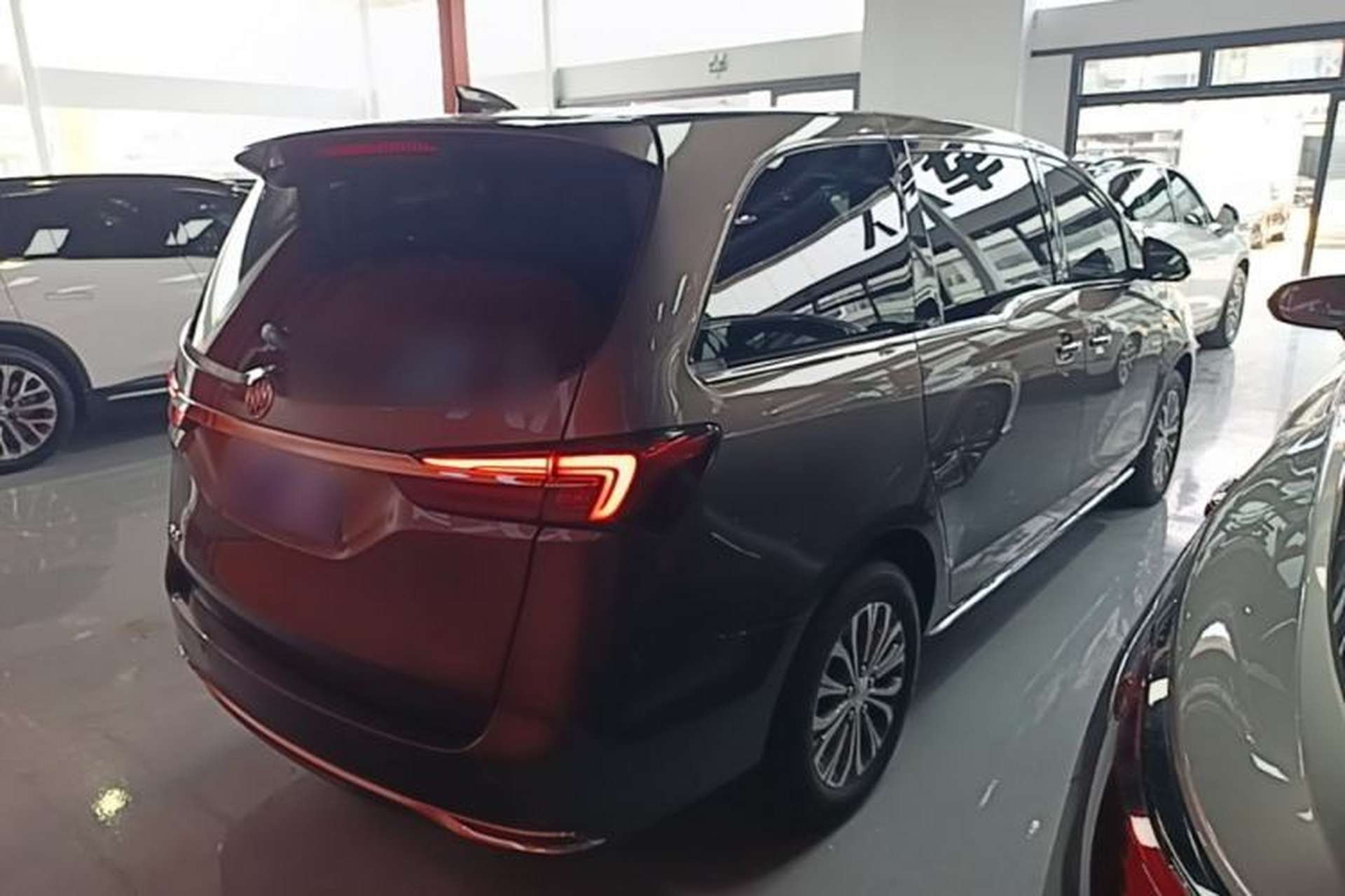 Used Buick GL8 2023 Facelifted Land Cruiser Executive Luxury Version Rear Right 45 Deg