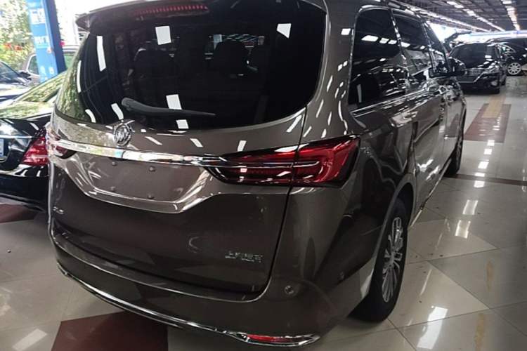 Used Buick GL8 2023 Land Executive Class Deluxe Model Rear Right 45 Deg
