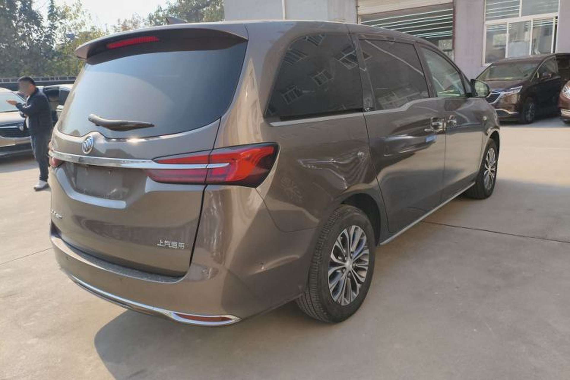 Used Buick GL8 2023 Land Executive Class Deluxe Model Rear Right 45 Deg