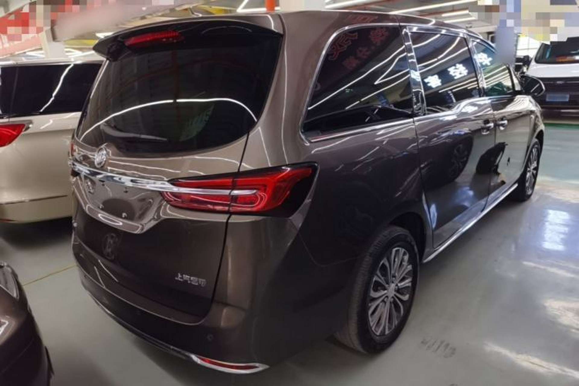 Used Buick GL8 2023 Facelifted Land Cruiser Executive Luxury Version Rear Right 45 Deg