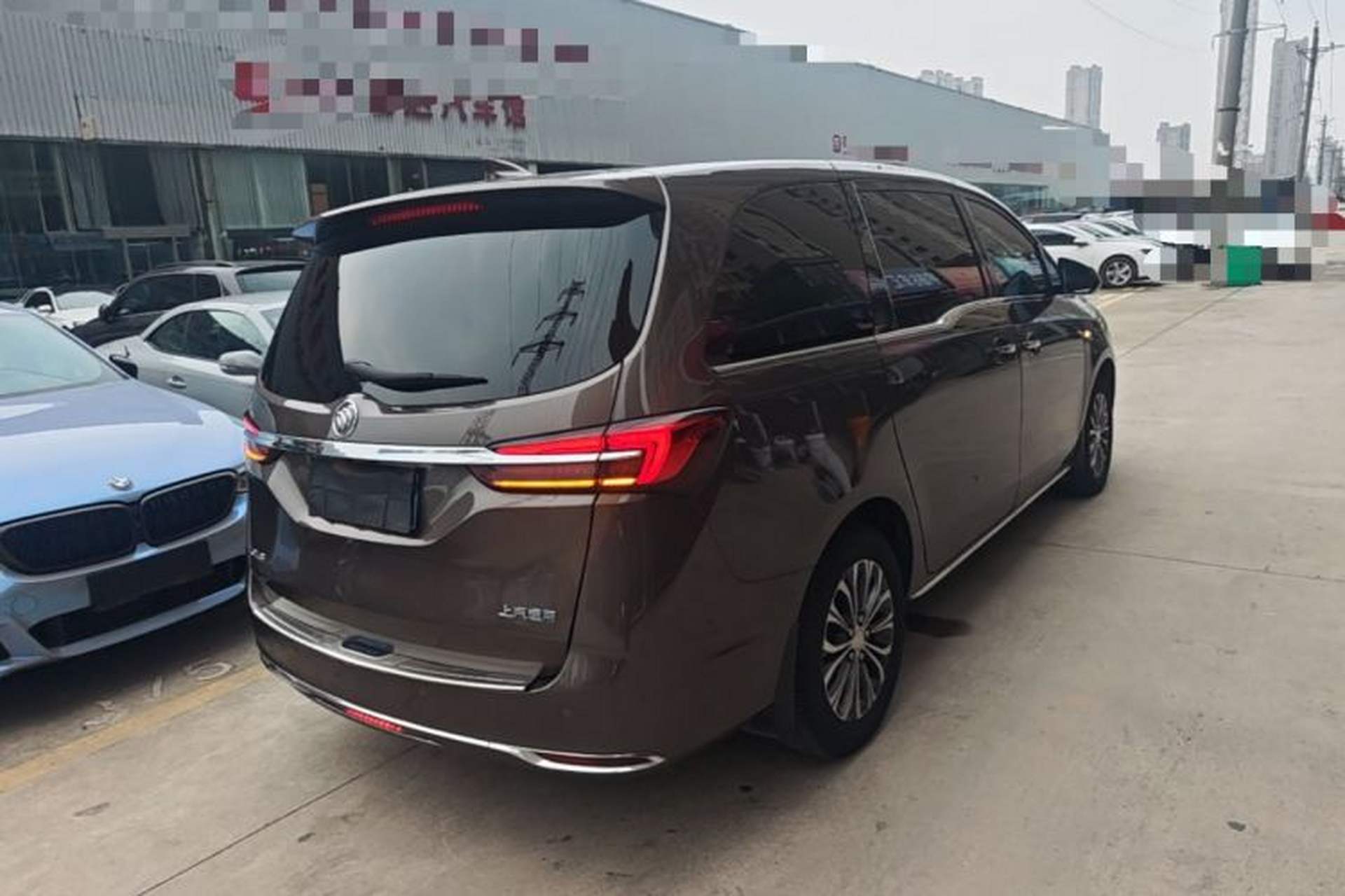 Used Buick GL8 2023 Facelifted Land Cruiser Executive Luxury Version Rear Right 45 Deg