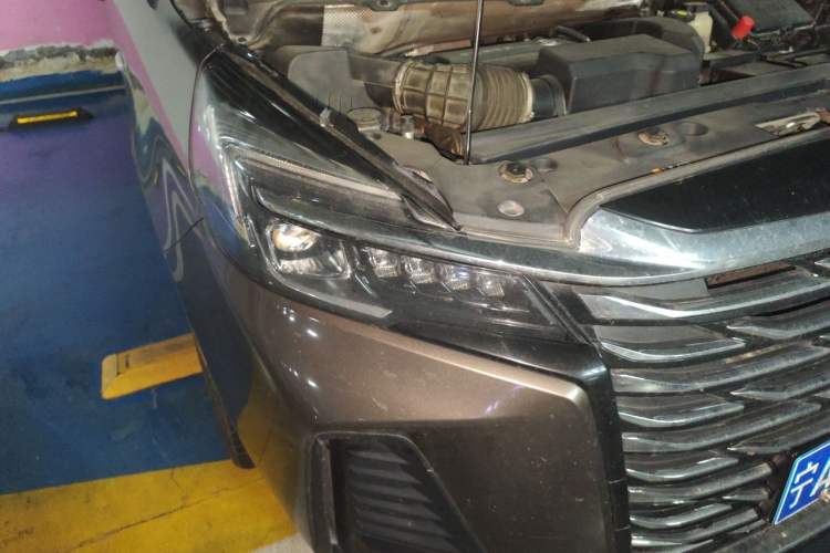 Used Buick GL8 2023 Facelifted Land Cruiser Executive Luxury Version Right Front Headlight