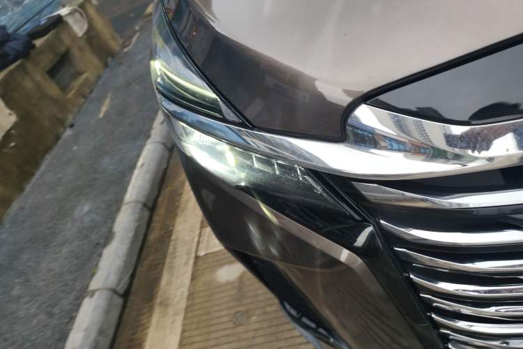 Used Buick GL8 2023 Facelifted Land Cruiser Executive Luxury Version Right Front Headlight