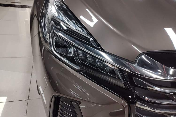 Used Buick GL8 2023 Facelifted Land Cruiser Executive Luxury Version Right Front Headlight