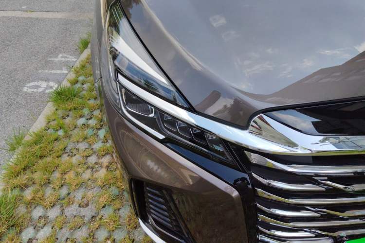 Used Buick GL8 2023 Facelifted Land Cruiser Executive Luxury Version Right Front Headlight