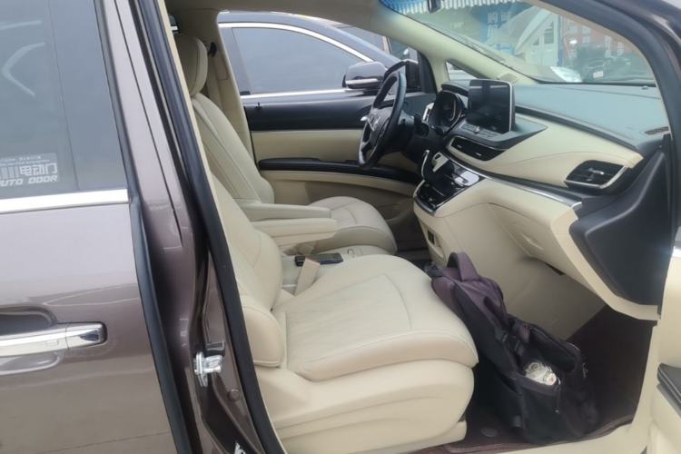 Used Buick GL8 2023 Facelifted Land Cruiser Executive Luxury Version Right Front Seat