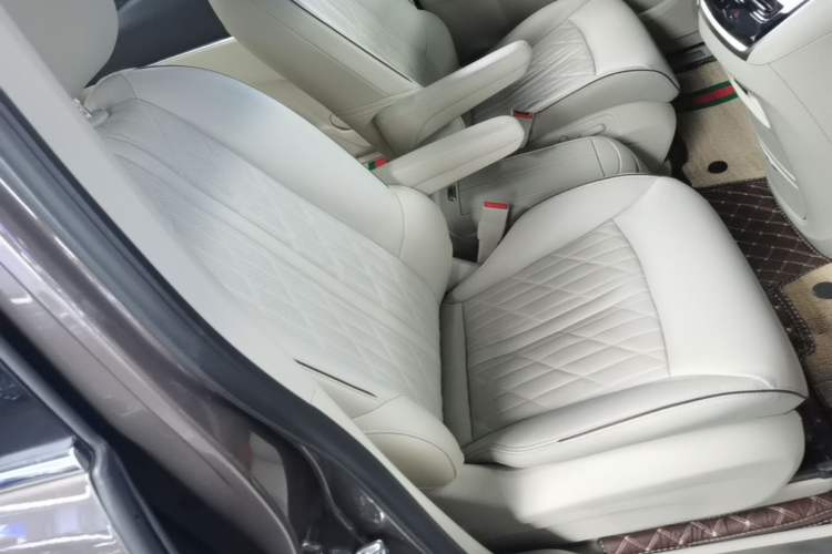 Used Buick GL8 2023 Land Executive Class Deluxe Model Right Front Seat