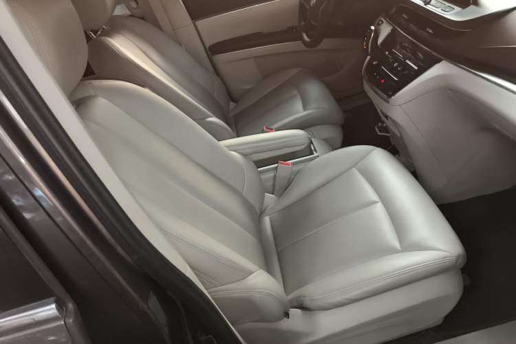 Used Buick GL8 2023 Land Executive Class Comfort Model Right Front Seat