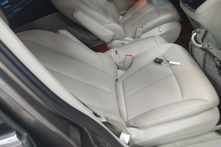 Used Buick GL8 2023 Land Executive Class Smart Enjoyment Model Right Front Seat