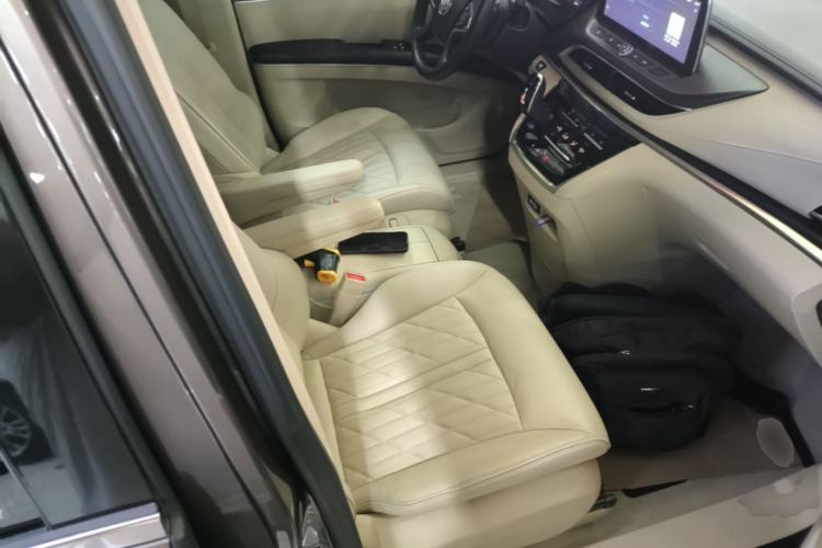 Used Buick GL8 2023 Land Executive Class 652T Luxury Model Right Front Seat