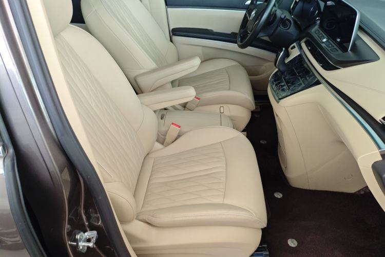 Used Buick GL8 2023 Facelifted Land Cruiser Executive Luxury Version Right Front Seat