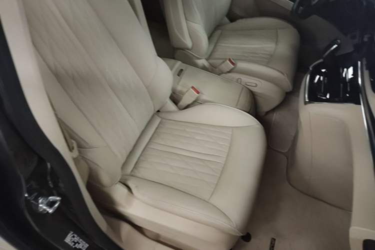 Used Buick GL8 2023 Land Executive Class Deluxe Model Right Front Seat