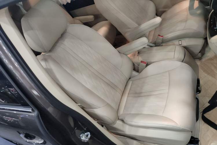 Used Buick GL8 2023 Facelifted Land Cruiser Executive Luxury Version Right Front Seat