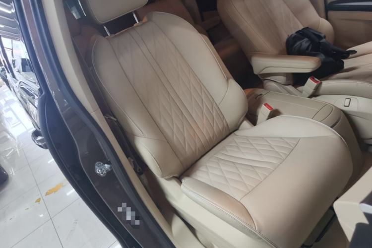 Used Buick GL8 2023 Facelifted Land Cruiser Executive Luxury Version Right Front Seat