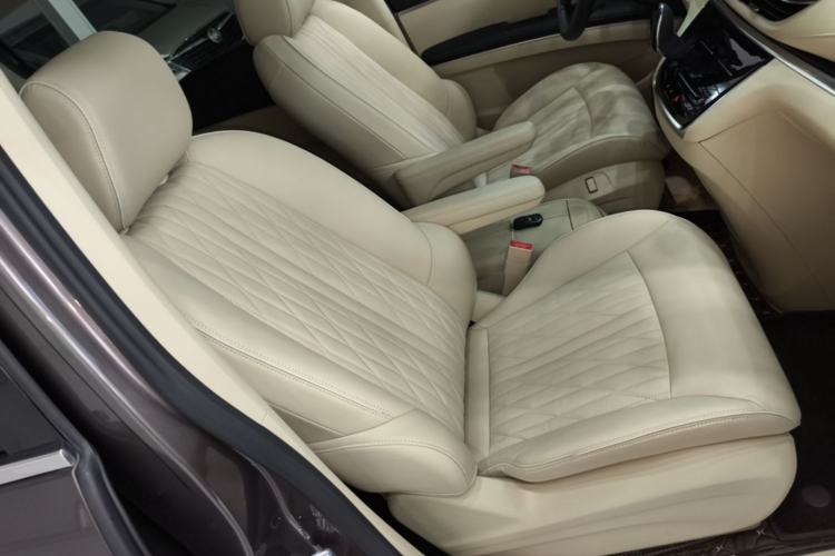 Used Buick GL8 2023 Facelifted Land Cruiser Executive Luxury Version Right Front Seat