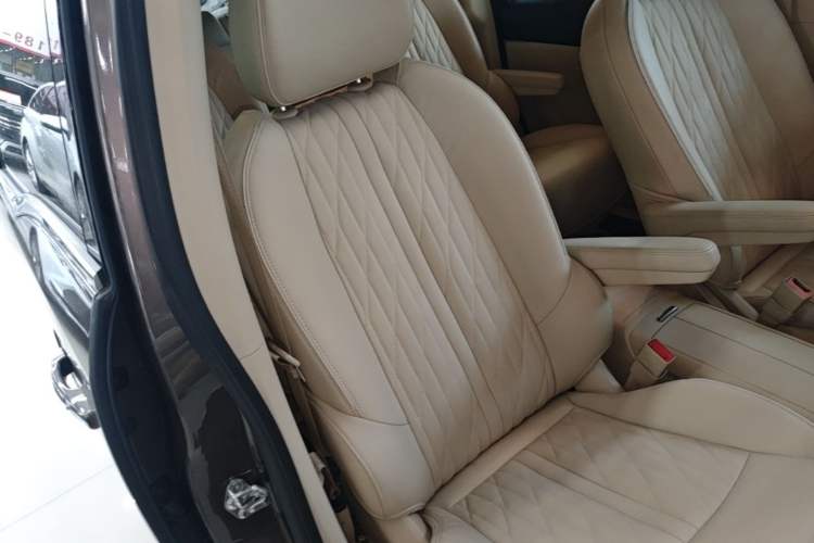 Used Buick GL8 2023 Facelifted Land Cruiser Executive Luxury Version Right Front Seat