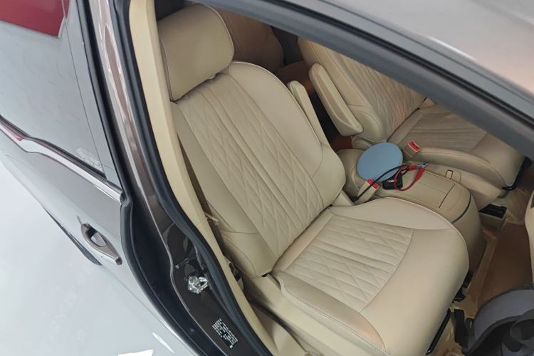 Used Buick GL8 2023 Facelifted Land Cruiser Executive Luxury Version Right Front Seat