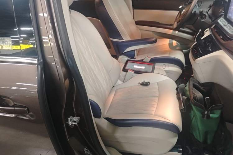 Used Buick GL8 2023 Land Executive Class Comfort Model Right Front Seat