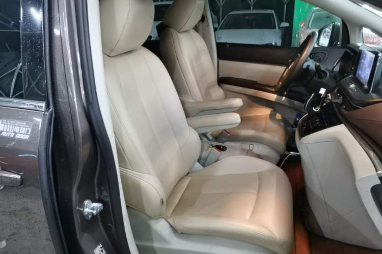 Used Buick GL8 2023 Land Executive Class Comfort Model Right Front Seat