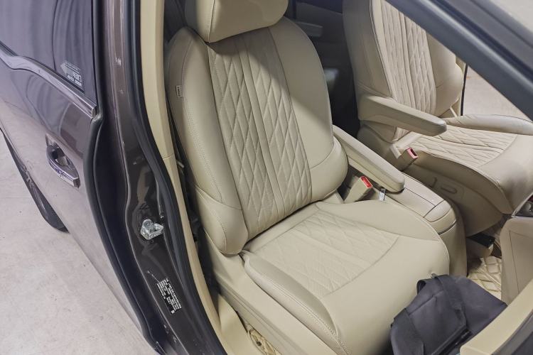 Used Buick GL8 2023 Land Executive Class Deluxe Model Right Front Seat