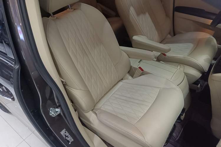 Used Buick GL8 2023 Facelifted Land Cruiser Executive Luxury Version Right Front Seat