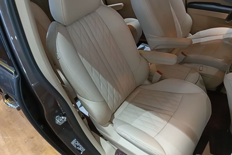 Used Buick GL8 2023 Facelifted Land Cruiser Executive Luxury Version Right Front Seat