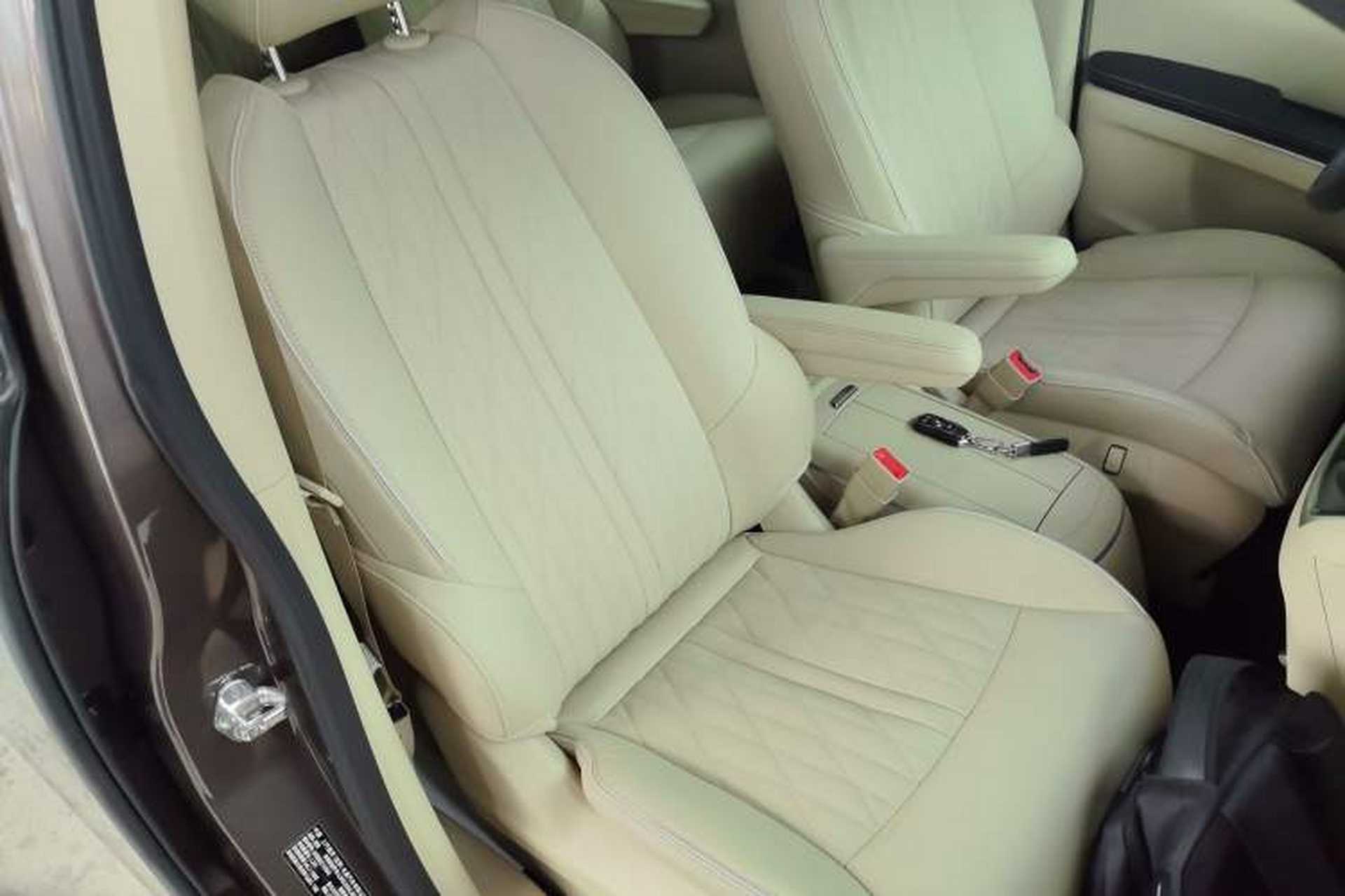 Used Buick GL8 2023 Facelifted Land Cruiser Executive Luxury Version Right Front Seat