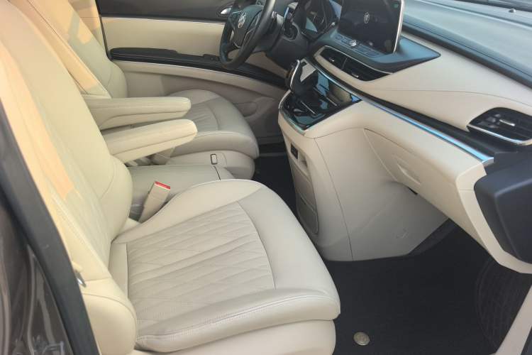 Used Buick GL8 2023 Facelifted Land Cruiser Executive Luxury Version Right Front Seat