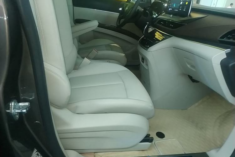 Used Buick GL8 2023 Land Executive Class Smart Enjoyment Model Right Front Seat