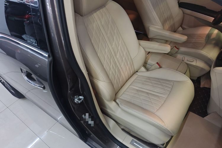 Used Buick GL8 2023 Land Executive Class Deluxe Model Right Front Seat